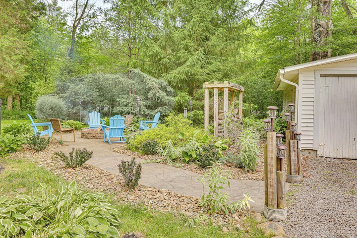 Family Home w / Hot Tub: 1/2 Mi to Lake Milton