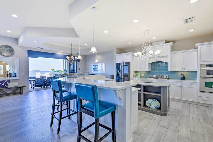 Apollo Beach House w / Private Pool + Hot Tub