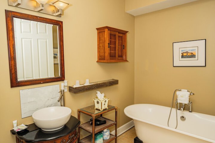 Waters Edge Inn - Adults Only