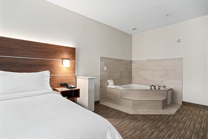 Holiday Inn Express Suites Van Buren-Ft Smith Area by IHG