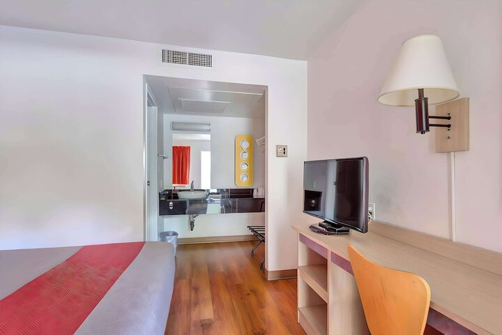 Room 10 of 19