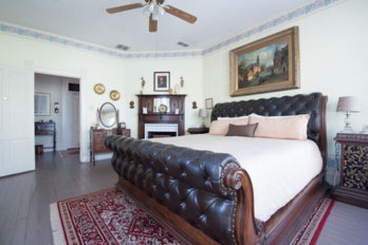 Munzesheimer Manor Bed & Breakfast