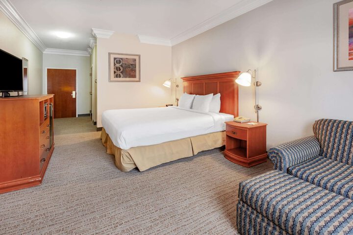 Room 32 of 38
