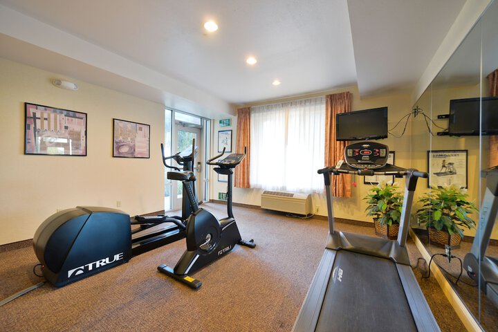 Holiday Inn Express & Suites Elk Grove West I-5 by IHG