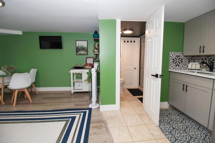 Exceptional & Central Garden Suite, Top Amenities & Care!