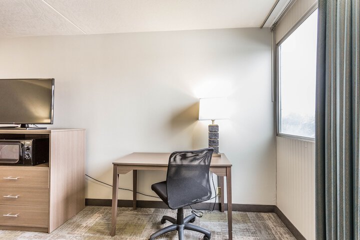 EverSpring Inn & Suites