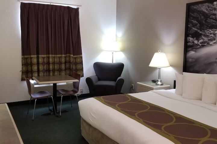 Room 16 of 28