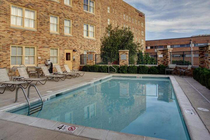 Courtyard by Marriott Kansas City Country Club Plaza