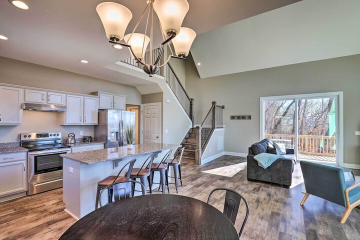 Charming Retreat w / Mtn Views: Walkable Location!