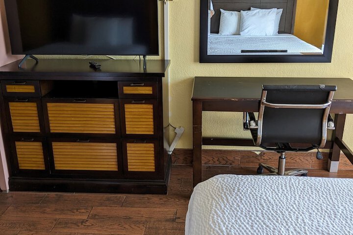 Days Inn & Suites by Wyndham Port Richey