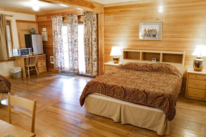 Whittakers Motel & Historic Bunkhouse
