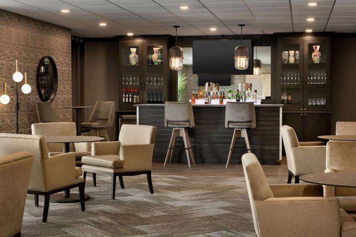 Lounge 31 of 38