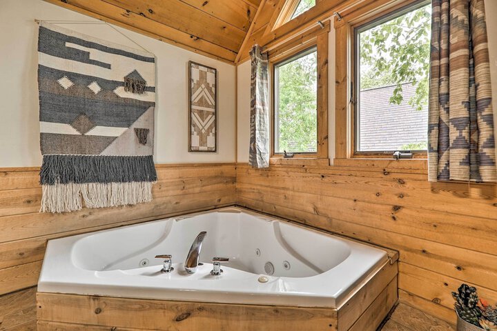 Cozy Retreat w / Porch & Double JJ Resort Access!