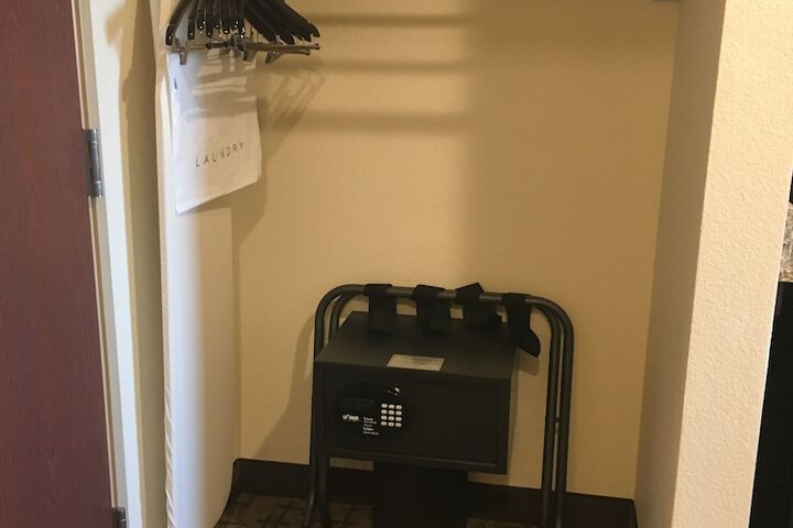 Cobblestone Hotel & Suites - Paxton