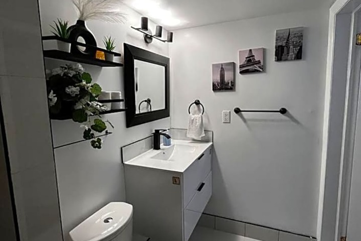 1 bedroom with private entrance