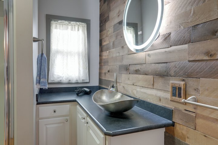 Pet-friendly Loft Vacation Rental w / Fire Pit!