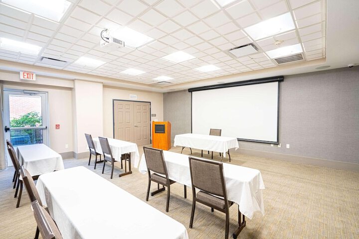 Country Inn & Suites by Radisson State College (Penn State Area), PA