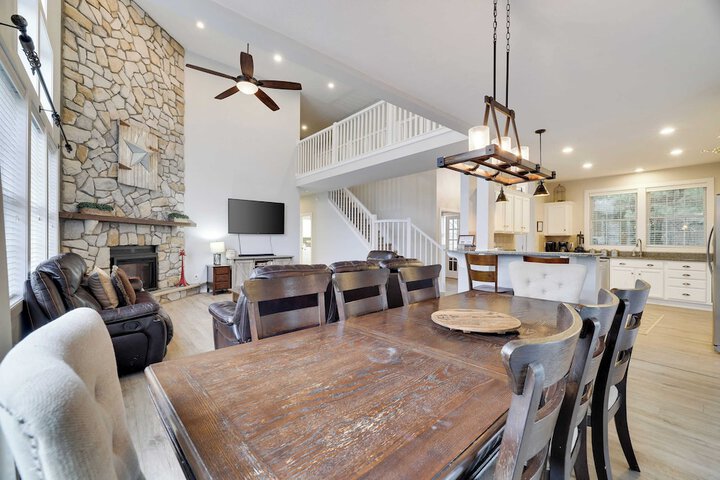 The Nest at Pinecrest by Avantstay Spacious Deck Game Room, Fire Pit