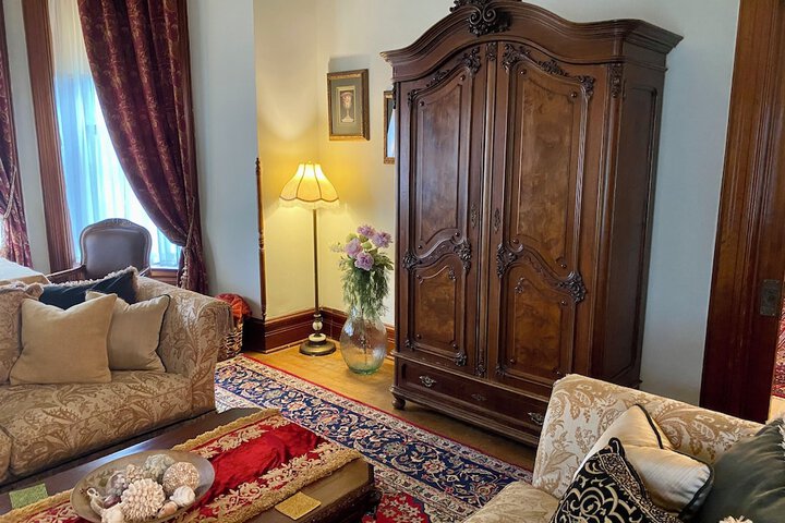 Vineyard Mansion & Carriage House Bed & Breakfast