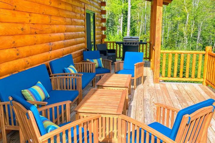 UV Log home with direct Cannon Mountain views Minutes to attractions Fireplace Pool Table AC