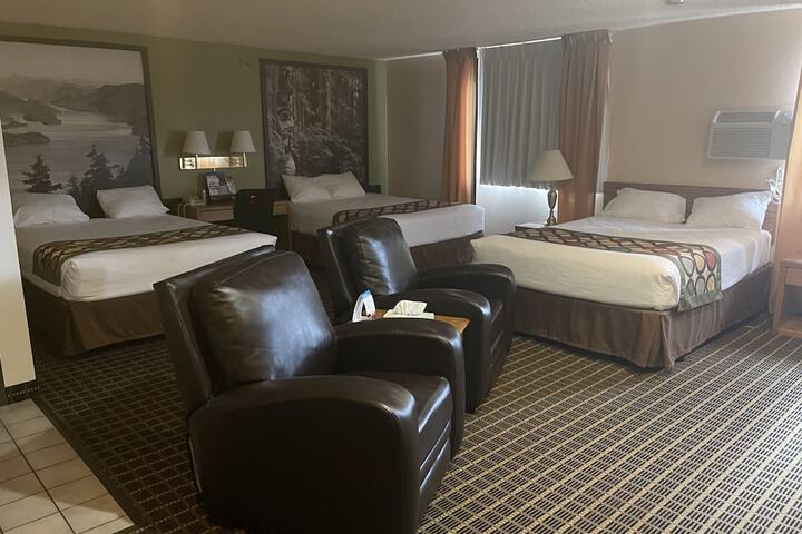 Room 4 of 8