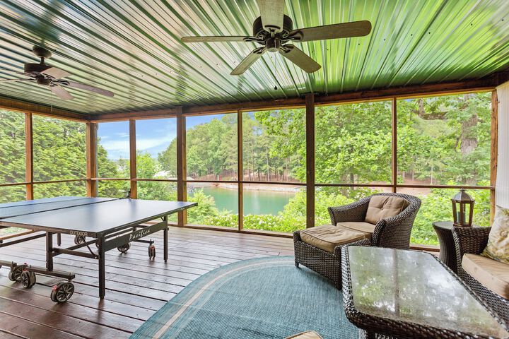 Lakefront Keowee Home w / Dock 14 Mi to Clemson