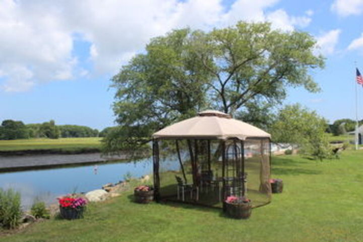 Sheas Riverside Inn & Motel