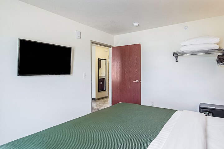 Cobblestone Hotel & Suites - Greenville