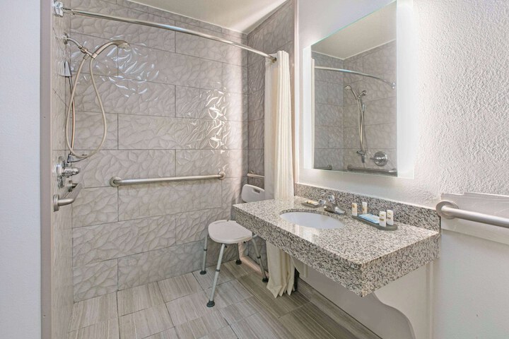 La Quinta Inn & Suites by Wyndham Fredericksburg