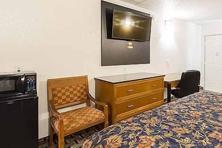 Room 27 of 33