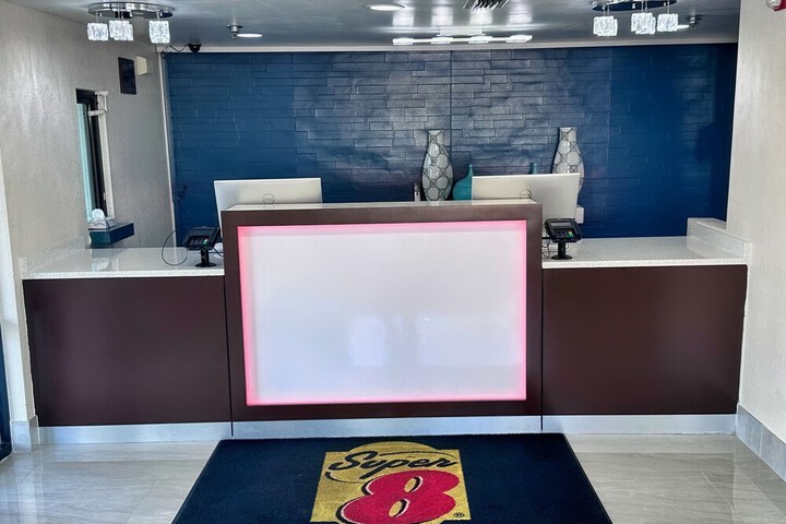 Super 8 by Wyndham Prattville Montgomery