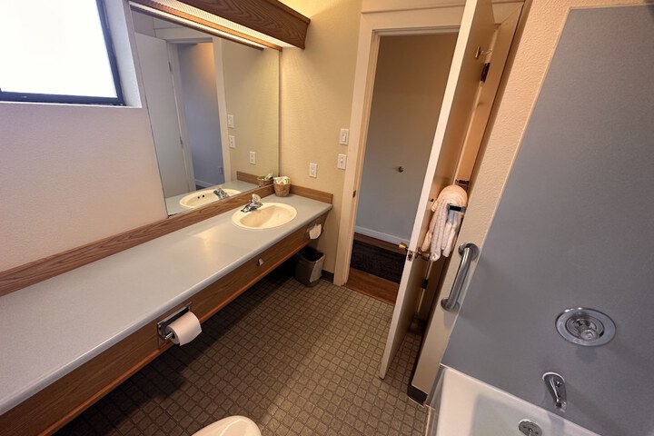 Room 33 of 181