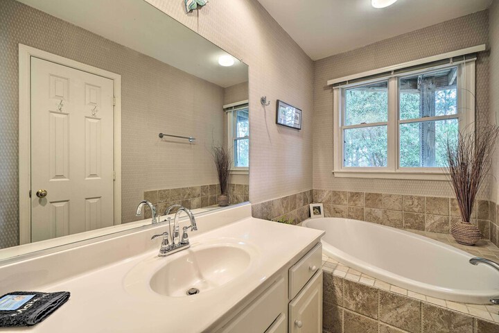 Coastal Home w / Community Pool 2 Miles to Beach!