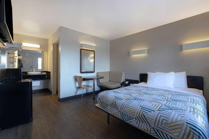 Room 28 of 35