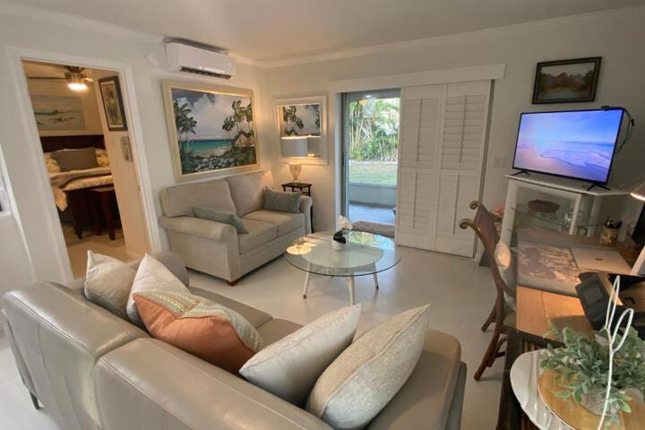 Closest 1BR to Vanderbilt Beach full kitchen with dishwasher, ALL NEW!