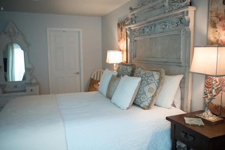The Inn at White Oak