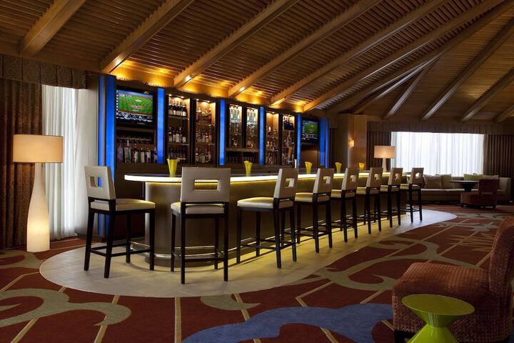 Lounge 44 of 49