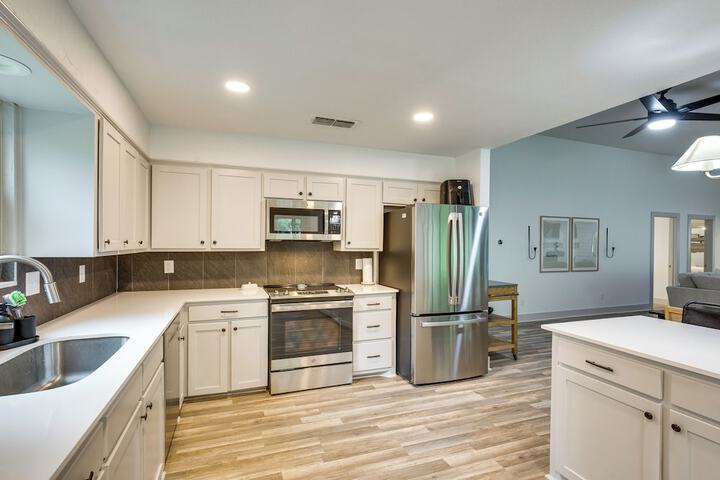 Pickleball / sport Court: Spacious Kemp Home!