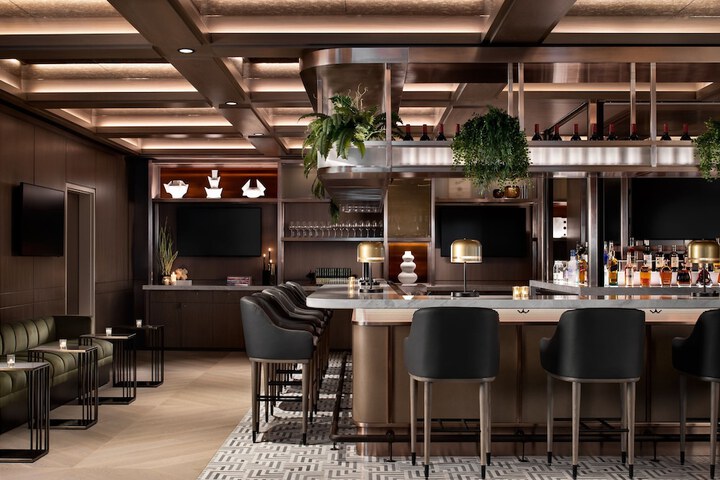 Lounge 105 of 118