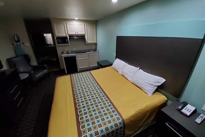 Room 11 of 37