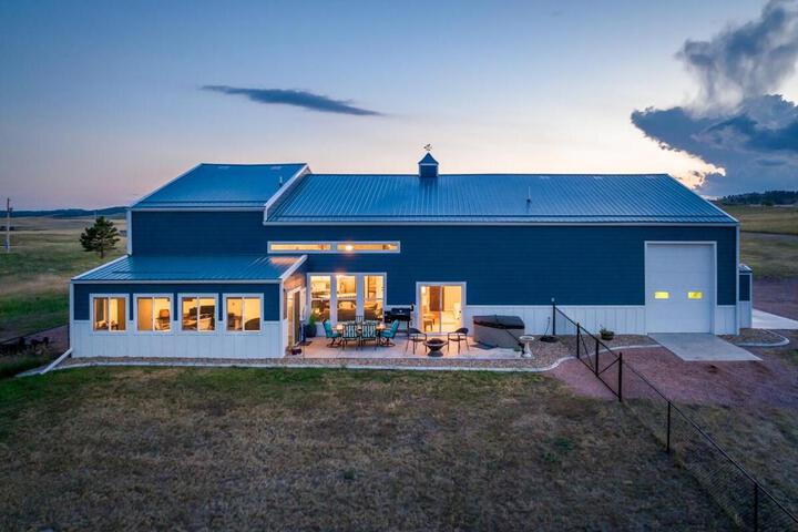 Black Hills Barndo-Hot Tub & Massage Chair