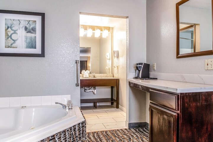 Clarion Hotel by Humboldt Bay