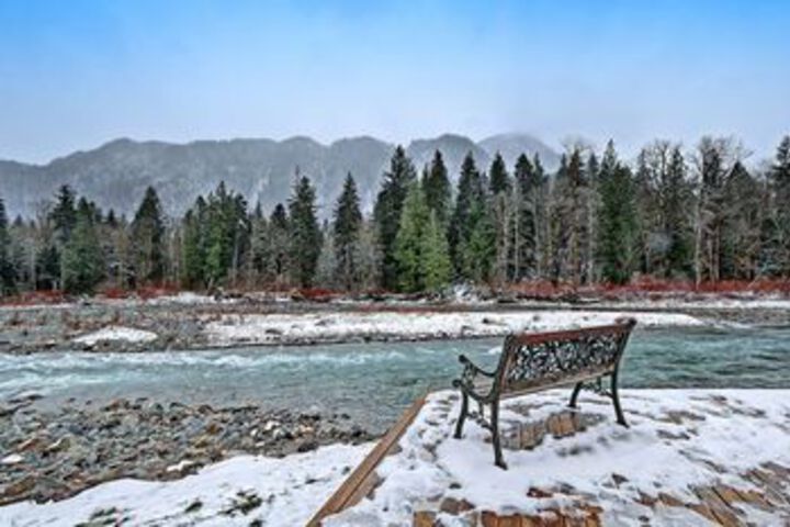 Sky Rivers Edge - Three Bedroom Cabin with Hot Tub