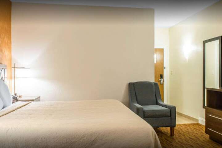Quality Inn & Suites Middletown - Newport