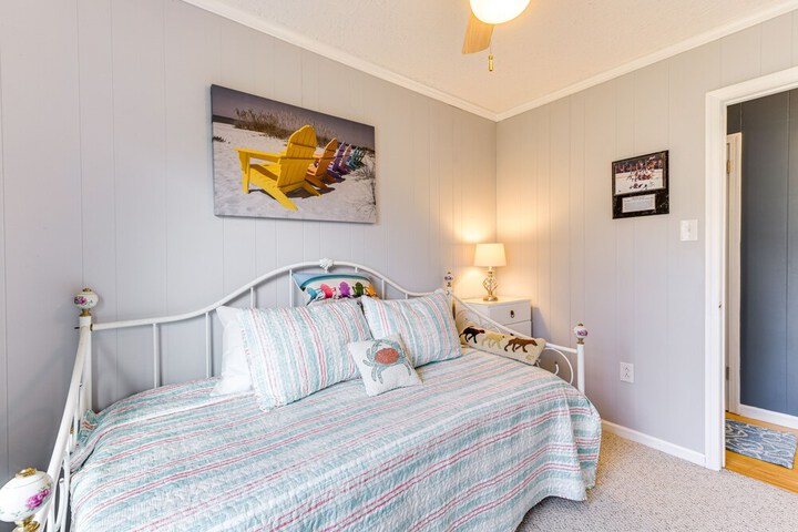 Riverfront Colonial Beach Home w / Private Beach!