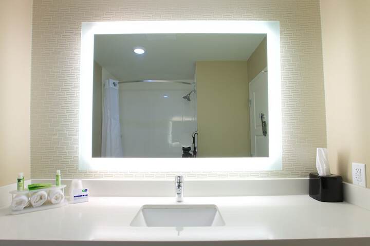 Holiday Inn Express Fargo SW - I-94 Medical Center by IHG