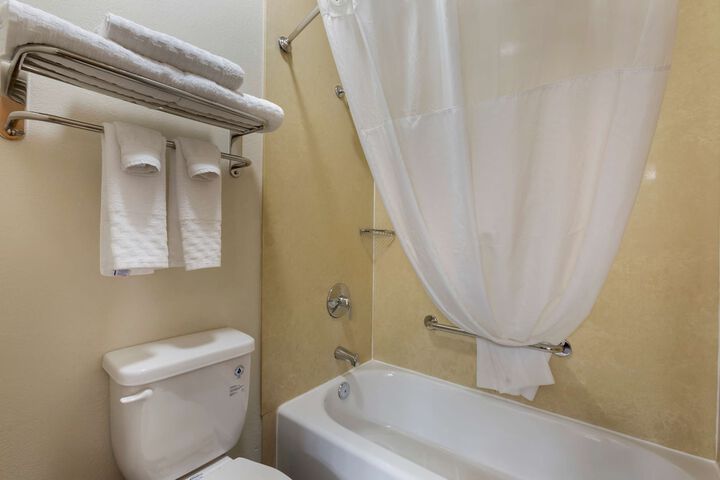 Best Western Plus The Four Corners Inn