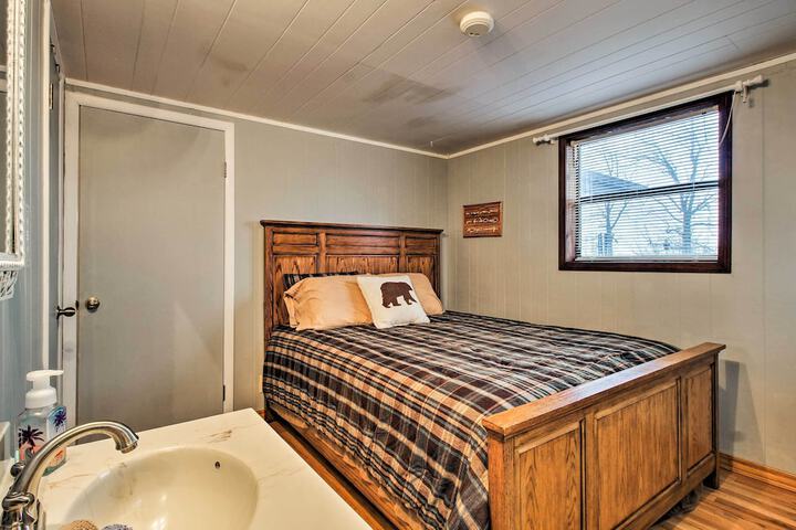 Rustic Stockton Lake Cabin Half-mile to Lake!