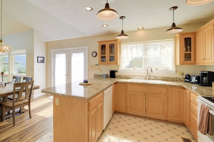 Secluded Mountain City Home w / Deck & Views!