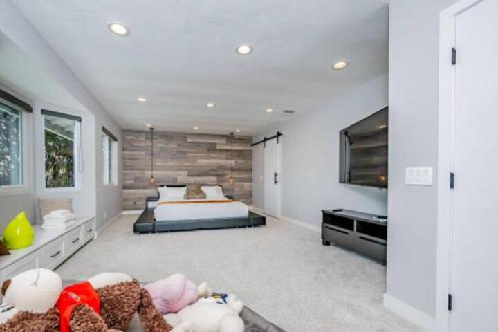 Luxurious 5B4B Home with Pool and View